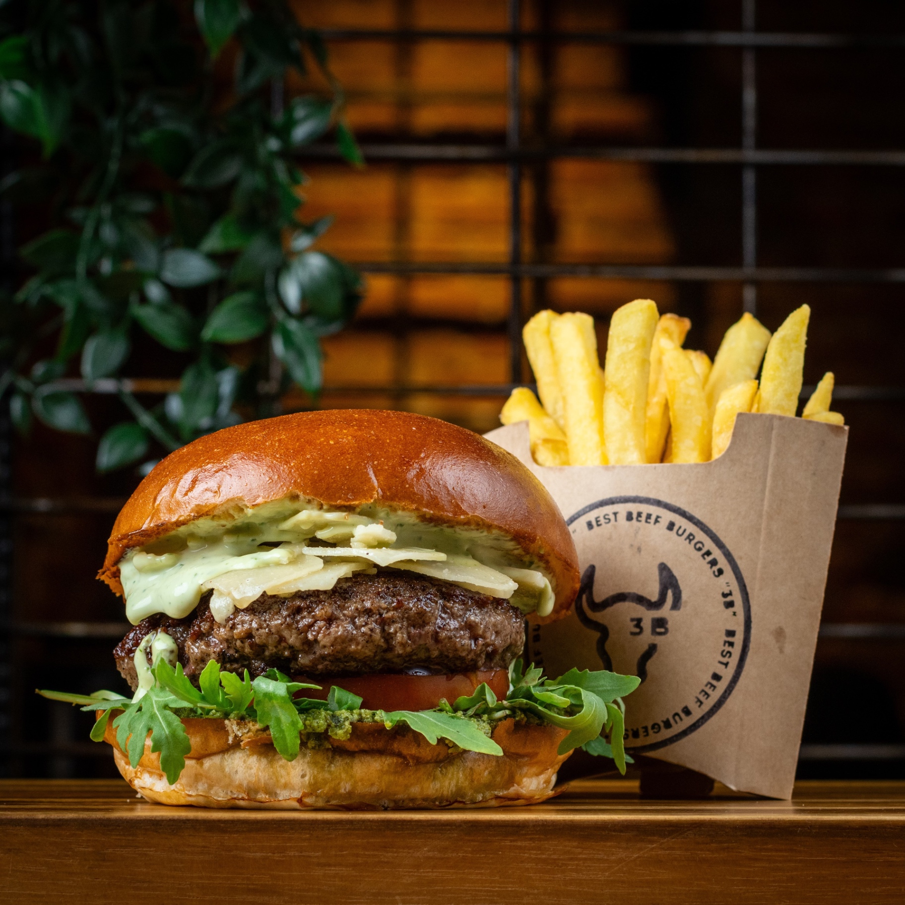 Burger wołowy 3B z frytkami